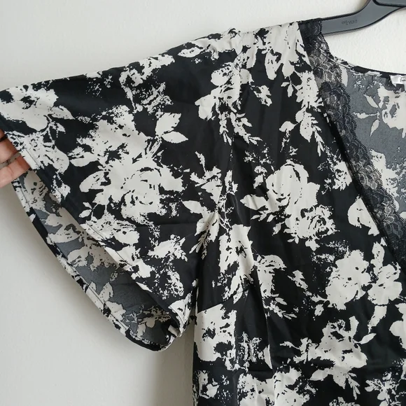 Tea Rose Womens Black Floral Blouse Size 3X Lace V Neck Trim Fluter Sleeve - Picture 4 of 10